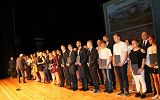 wręczneie nagród nagrodzonym uczniom