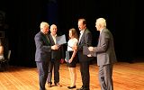 wręczneie nagród nagrodzonym uczniom