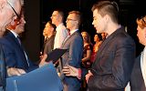 wręczneie nagród nagrodzonym uczniom