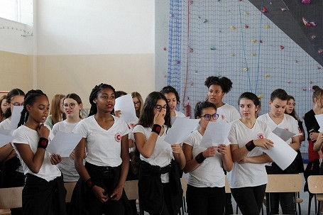 „Łączy nas śpiew…”-wizyta chóru z francuskiego miasta Creil w II LO im. Konstytucji 3 Maja w Krośnie - zdjęcie w treści