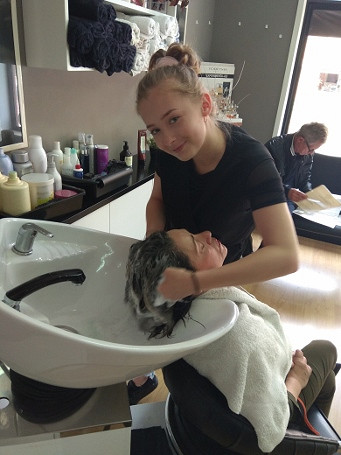 Do Europy po wiedzę i doświadczenie zawodowe wyruszyła grupa uczennic technikum fryzjerskiego i branżowej szkoły I stopnia  - zdjęcie w treści  nr 2