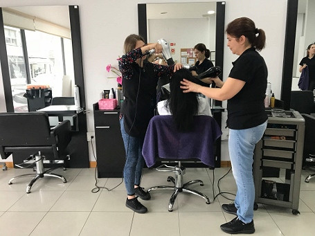 Do Europy po wiedzę i doświadczenie zawodowe wyruszyła grupa uczennic technikum fryzjerskiego i branżowej szkoły I stopnia  - zdjęcie w treści  nr 1