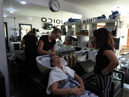 Do Europy po wiedzę i doświadczenie zawodowe wyruszyła grupa uczennic technikum fryzjerskiego i branżowej szkoły I stopnia  - zdjęcie w treści 