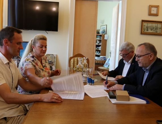 Podpisanie umowy na dzierżawę części terenu lotniska