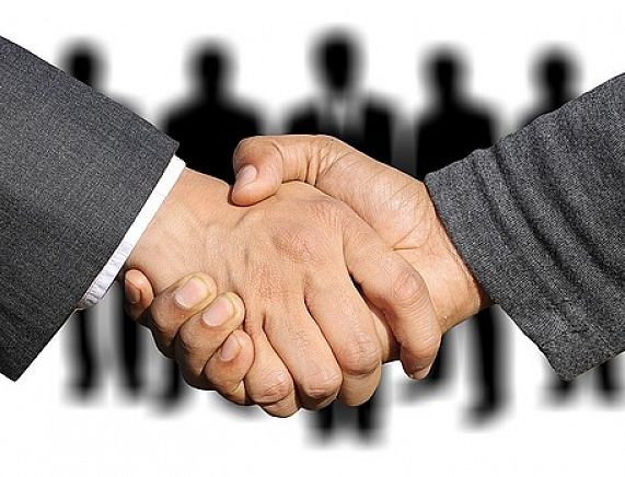 Uścisk dłoni - źródło: pixabay.com