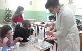 uczniowie w trakcie zajęć "Kółko z chemii"