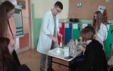 uczniowie w trakcie zajęć "Kółko z chemii"