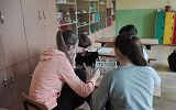 uczniowie w trakcie zajęć "Kółko z chemii"