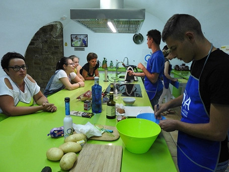 Do Europy po wiedzę i doświadczenie zawodowe wyruszyła grupa uczniów i nauczycieli ZSP Nr 2 w Krośnie - zdjęcie w treści