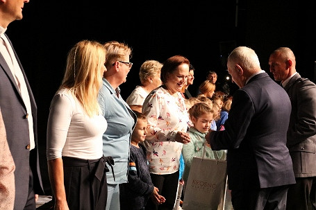 Krośnieńskie pierwszaki dostały odblaski - zdjęcie w treści 