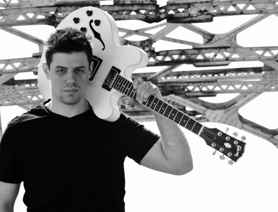 Plakat koncertu za kurtyną NICKA SCHNEBELENA