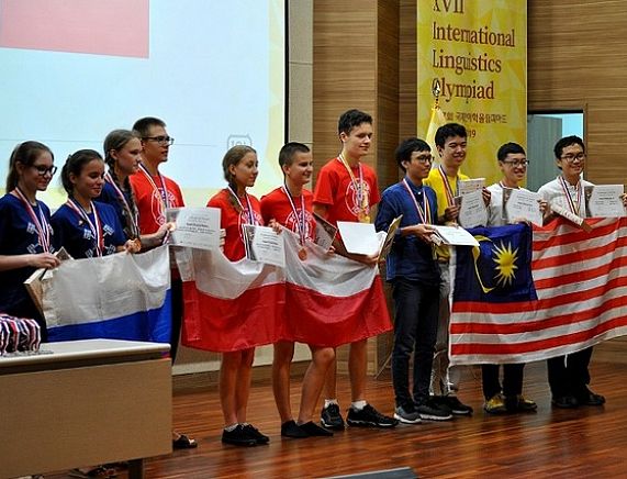 Polska drużyna w środku - wręczenie medali