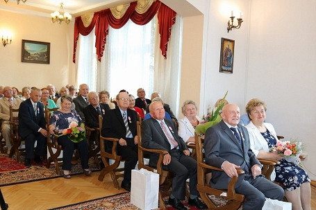 Złote Gody. 35 par z Krosna świętowało jubileusz 50 lat małżeństwa - zdjęcie w treści  nr 1