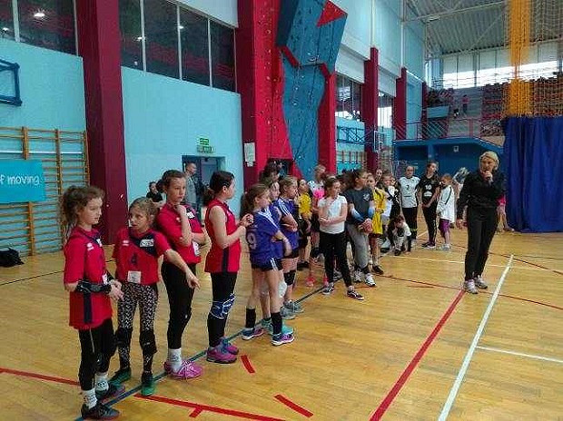 Dziewczynki z MOSiR Karpaty Krosno zdominowały rejonowe rozgrywki Kinder Sport w mini piłce siatkowej - zdjęcie w treści 
