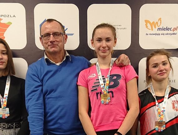 Monika Moskal na najwyższym stopniu podium wraz z trenerem Tomaszem Sochą