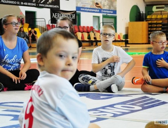 Treningi piłki nożnej na obiektach MOSiR dla dzieci z niepełnosprawnościami fot. T. Jefimow