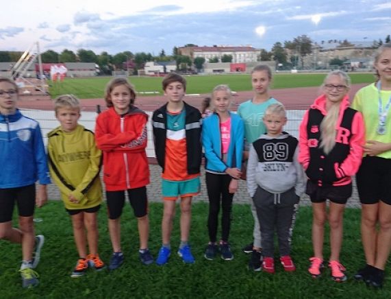 Młodzi lekkoatleci KKB Mosir