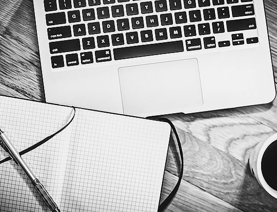 Laptop i dokumenty na biurku