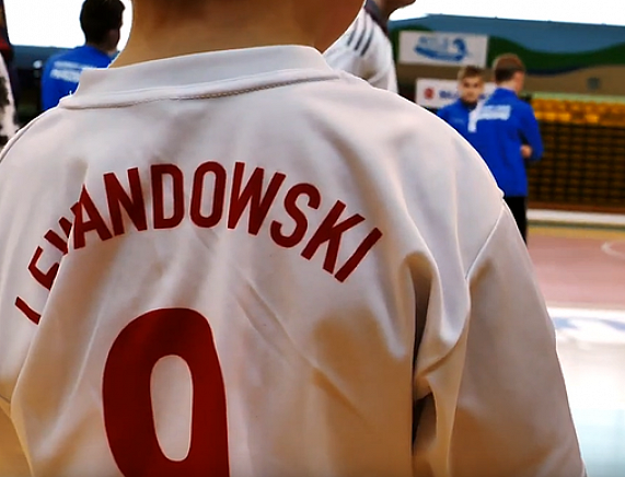 Kadr z filmu - Trening piłkarski dzieci z niepełnosprawnością intelektualną