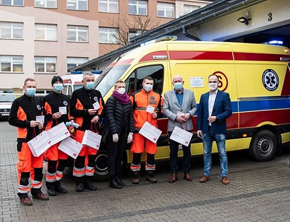 Przekazanie Kart Podarunkowych od VIVO Krosno dla medyków krośnieńskiego pogotowia