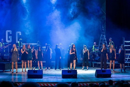 „W ŚWIĄTECZNYM NASTROJU” KONCERT CHARYTATYWNY NA RZECZ FUNDACJI DOTYK ANIOŁA - zdjęcie w treści