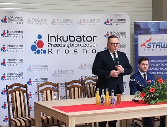 Tomasz Soliński podczas konferecji prasowej z firmą Stawil