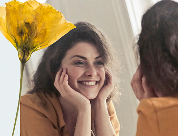 Kobieta przeglądająca się w lustrze