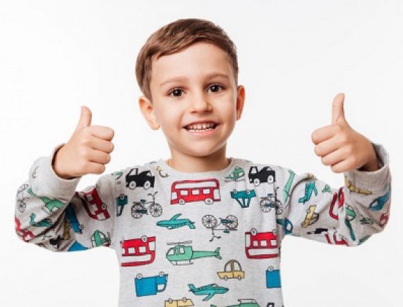 Freepick - portret-usmiechnieta-male-dziecko-pozycja_171337-7107