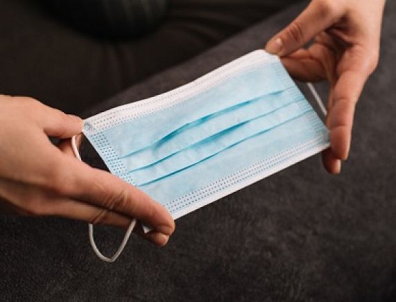 Żródło: Freepick. maseczka ochronna