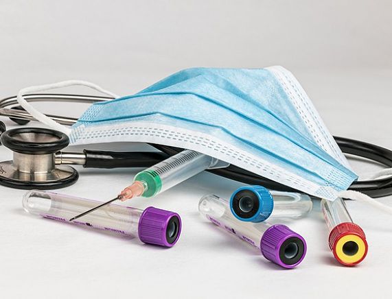 Maseczka, strzykawka i fiolki do pobierania krwi - zdjęcie źródło: pixabay