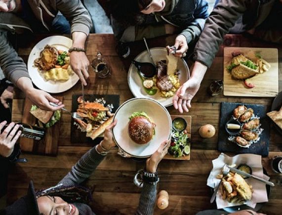 freepickgrupa-przyjaciol-jedzenia-razem_53876-9934
