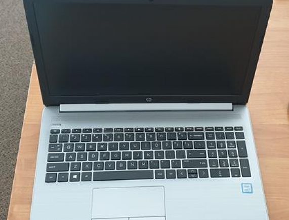 dyrektorzy prezentują zakupiony sprzęt