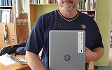 dyrektorzy prezentują zakupiony sprzęt