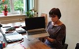 dyrektorzy prezentują zakupiony sprzęt