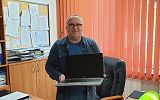 dyrektorzy prezentują zakupiony sprzęt