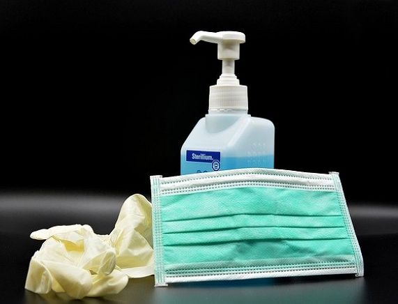 Płyn do dezynfekcji, rękawiczki i maseczka - źródło fot. pixabay