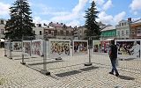 Bądźcie dla świata obliczem miłości - papieska wystawa na krośnieńskim rynku