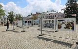 Bądźcie dla świata obliczem miłości - papieska wystawa na krośnieńskim rynku