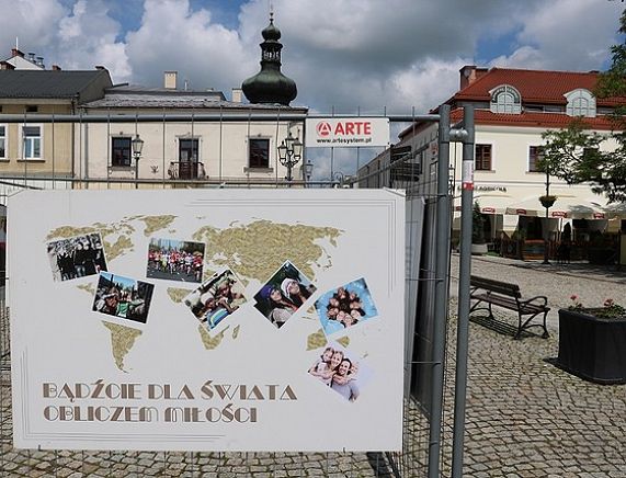 Bądźcie dla świata obliczem miłości - papieska wystawa na krośnieńskim rynku