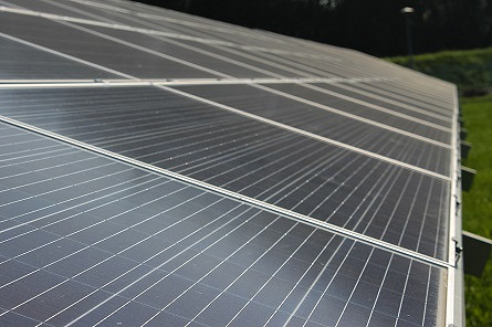 POWSTAJE NOWA INSTALACJA FOTOWOLTAICZNA NA ZREKULTYWOWANYM SKŁADOWISKU ODPADÓW W KROŚNIE - zdjęcie w treści nr 1