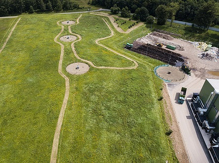 POWSTAJE NOWA INSTALACJA FOTOWOLTAICZNA NA ZREKULTYWOWANYM SKŁADOWISKU ODPADÓW W KROŚNIE - zdjęcie w treści