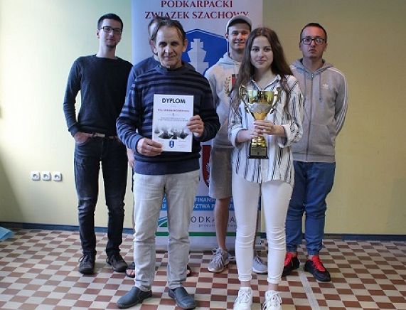 KKSz Karpaty Urania MOSiR Krosno z pucharem za III miejsce