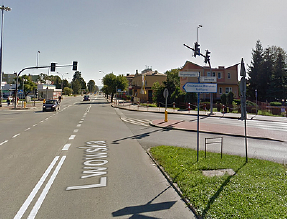 Skrzyżowanie ulic Lwowskej i Niepodległości w Krośnie - źródło fot. Google Street View