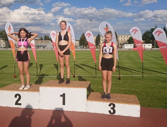 Amelia na trzecim stopniu podium