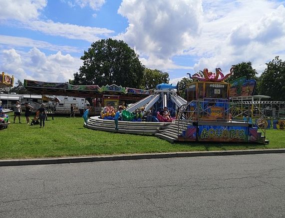 Lunapark obok hali sportowej