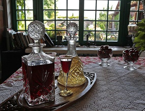 Nalewki w kryształowych karafkach