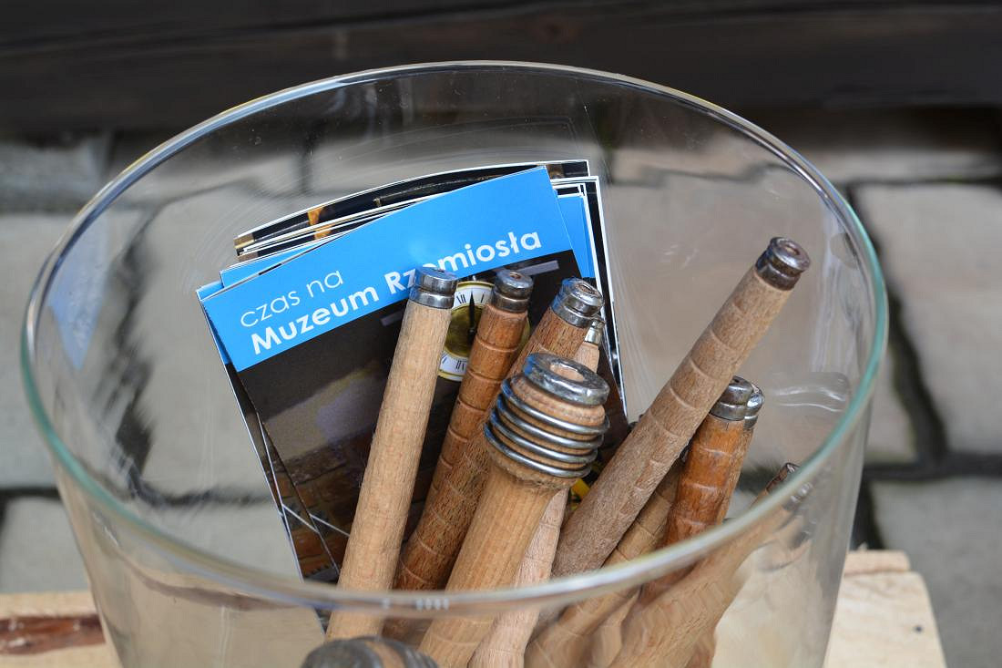 MUZEALNA PODRÓŻ W CZASIE DO KROŚNIEŃSKIEJ LNIANKI. MUZEUM RZEMIOSŁA W KROŚNIE ZBIERA PAMIĄTKI PO ZPL „KROSNOLEN” - zdjęcie w treści nr 2