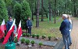 Złożenie kwiatów pod pomnikami pamięci poległych w II wojnie światowej