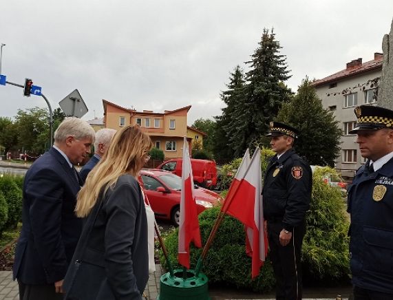 Złożenie kwiatów pod pomnikami pamięci poległych w II wojnie światowej