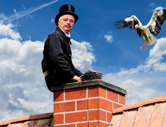 Kominiarz na dachu - fot. pixabay.com